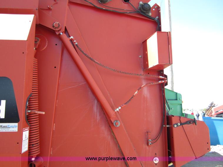 image for item B3186 2003 New Holland BR780 round baler