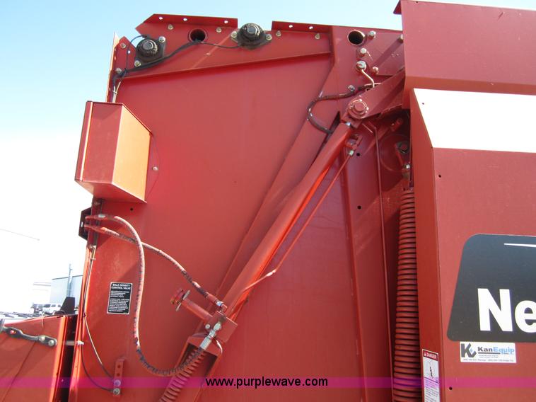 image for item B3186 2003 New Holland BR780 round baler