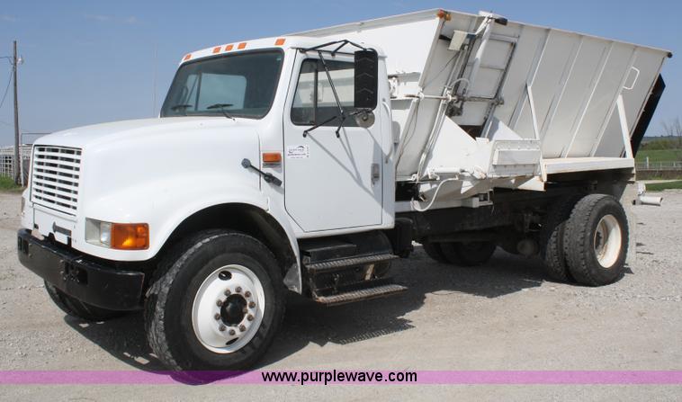 image for item B6545 1993 International 4900 semi truck with mixer box
