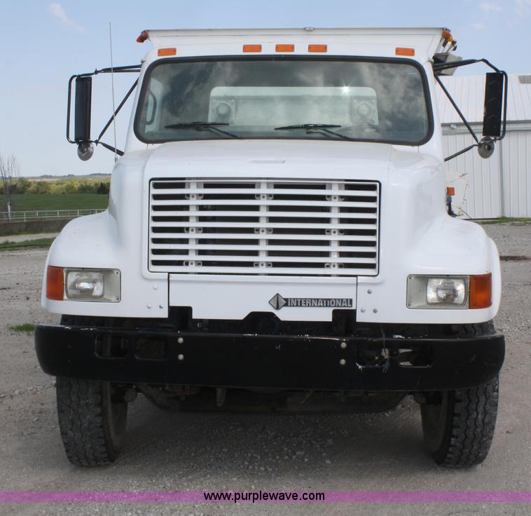 image for item B6545 1993 International 4900 semi truck with mixer box
