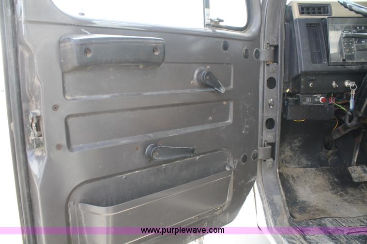 image for item B6545 1993 International 4900 semi truck with mixer box