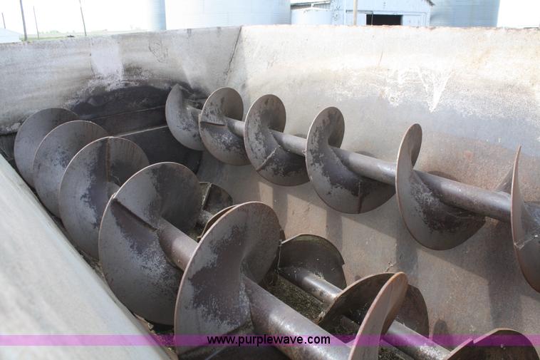 image for item B6545 1993 International 4900 semi truck with mixer box