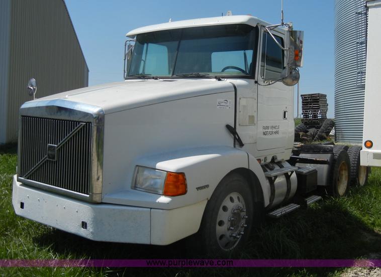 image for item C4327 1997 Volvo WCA semi truck