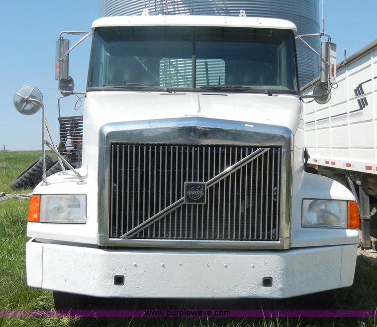 image for item C4327 1997 Volvo WCA semi truck