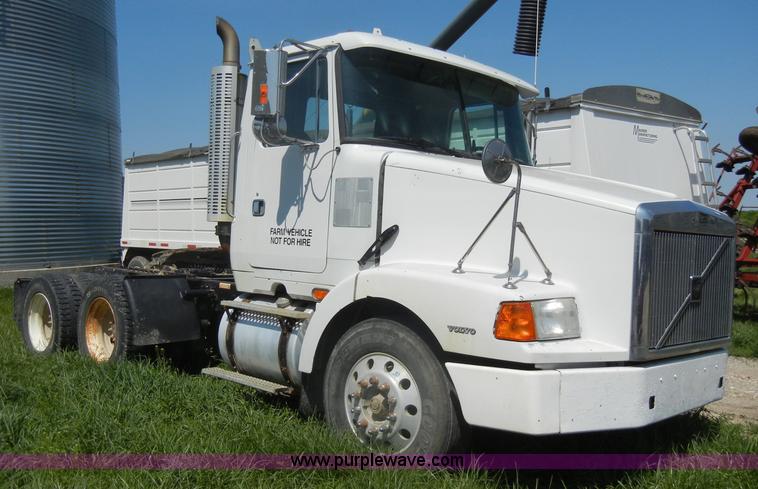 image for item C4327 1997 Volvo WCA semi truck