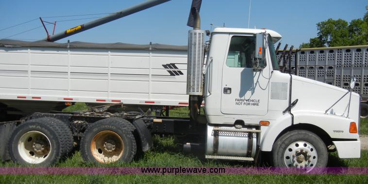 image for item C4327 1997 Volvo WCA semi truck