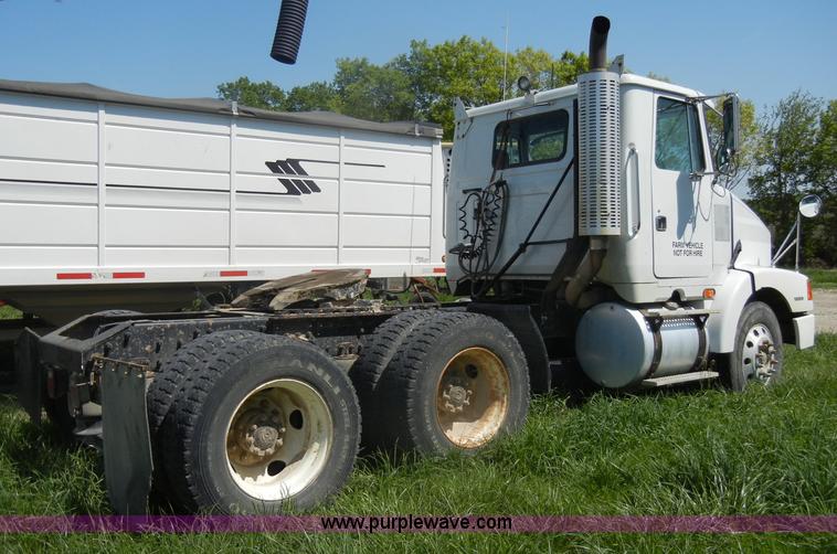 image for item C4327 1997 Volvo WCA semi truck