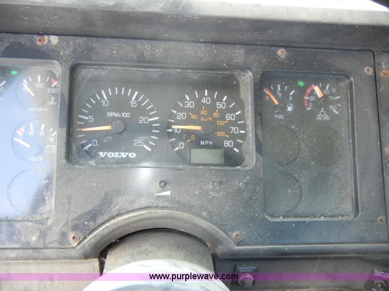 image for item C4327 1997 Volvo WCA semi truck