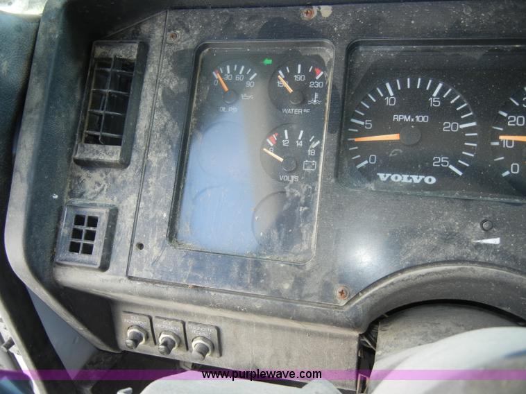 image for item C4327 1997 Volvo WCA semi truck