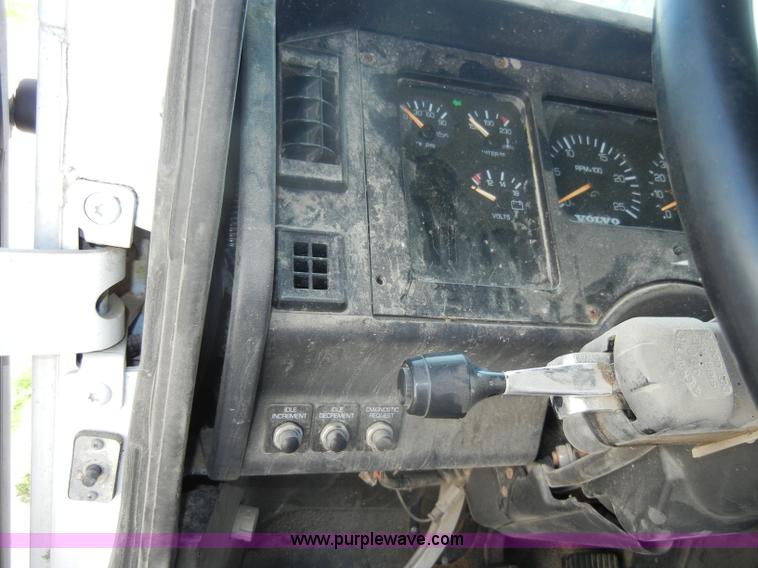 image for item C4327 1997 Volvo WCA semi truck