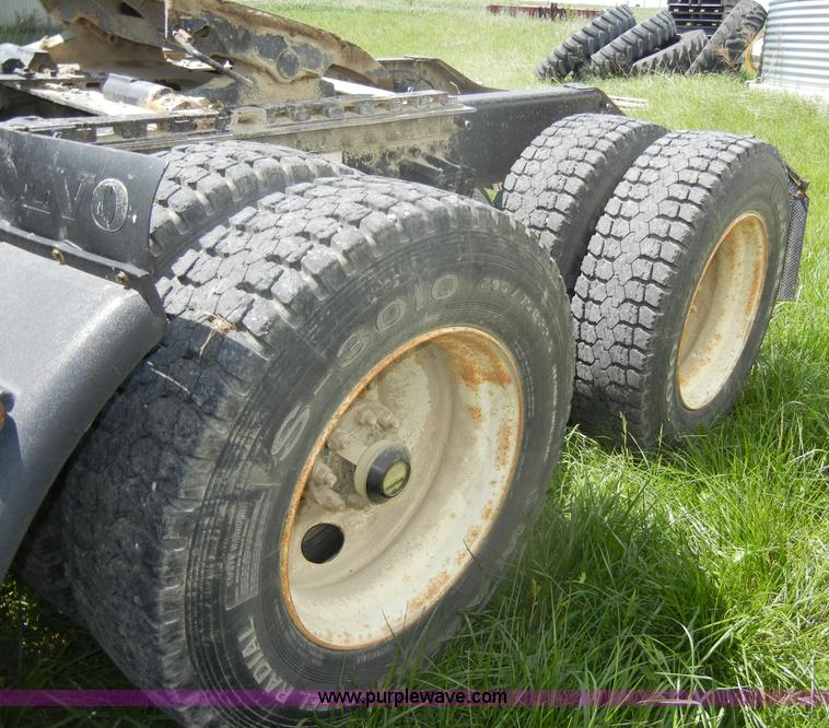 image for item C4327 1997 Volvo WCA semi truck