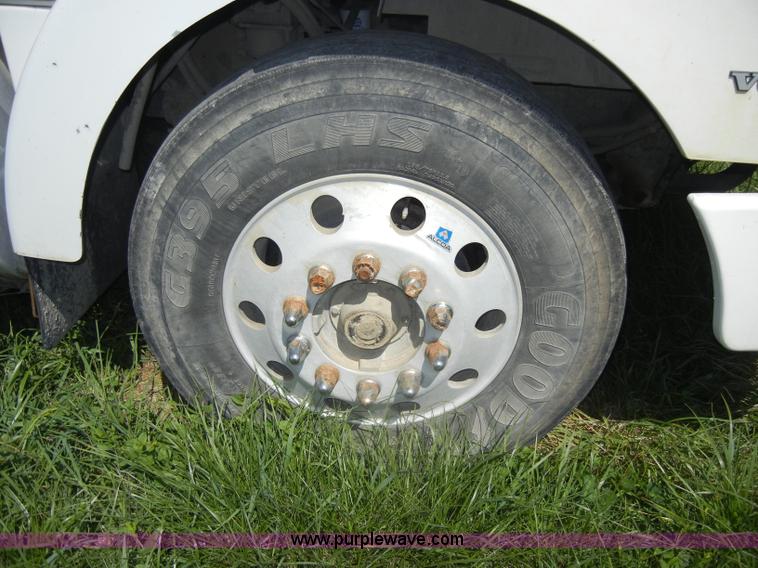 image for item C4327 1997 Volvo WCA semi truck