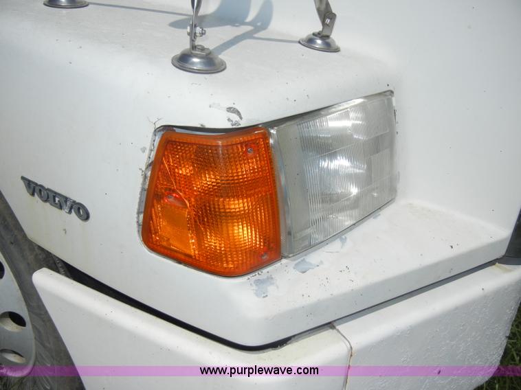 image for item C4327 1997 Volvo WCA semi truck