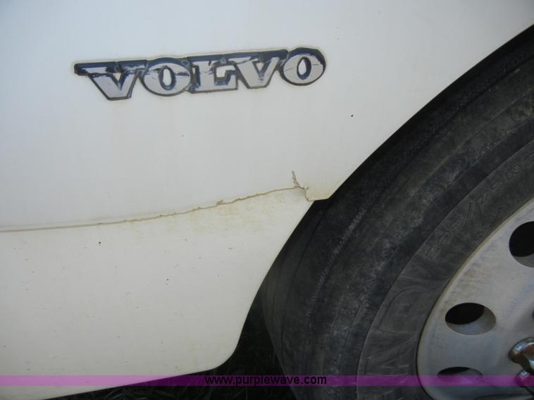 image for item C4327 1997 Volvo WCA semi truck