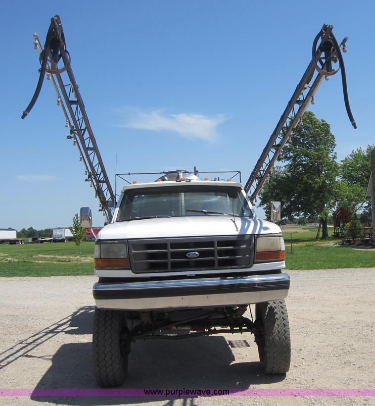 image for item C5458 1992 Ford F450 Super Duty sprayer truck