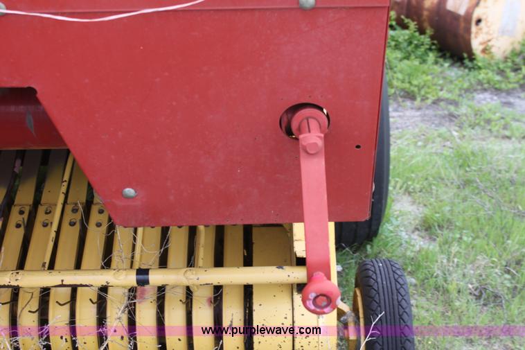image for item D7798 1994 New Holland 650 round baler
