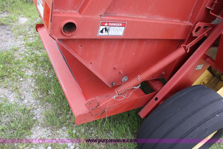 image for item D7798 1994 New Holland 650 round baler
