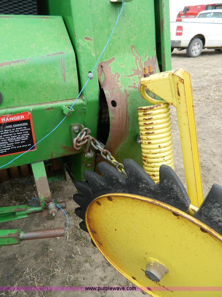 image for item D8895 1995 John Deere 535 round baler