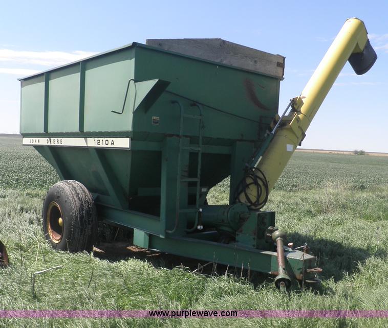 image for item F9155 John Deere 1210A grain cart