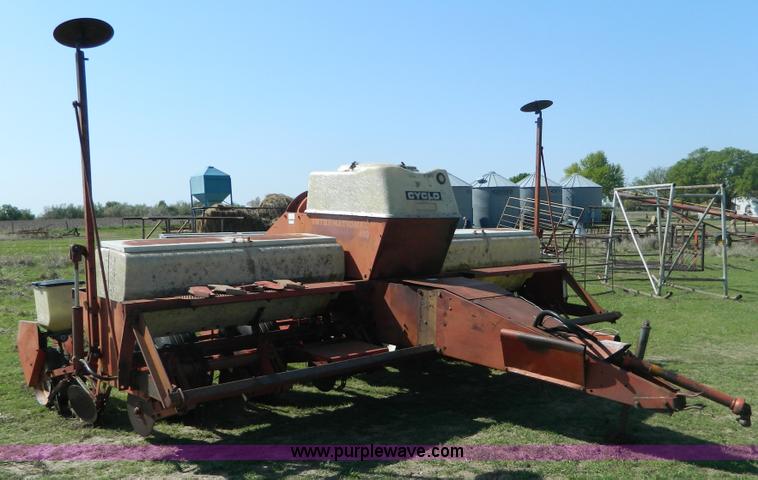 image for item T9791 International Harvester 400 six row planter