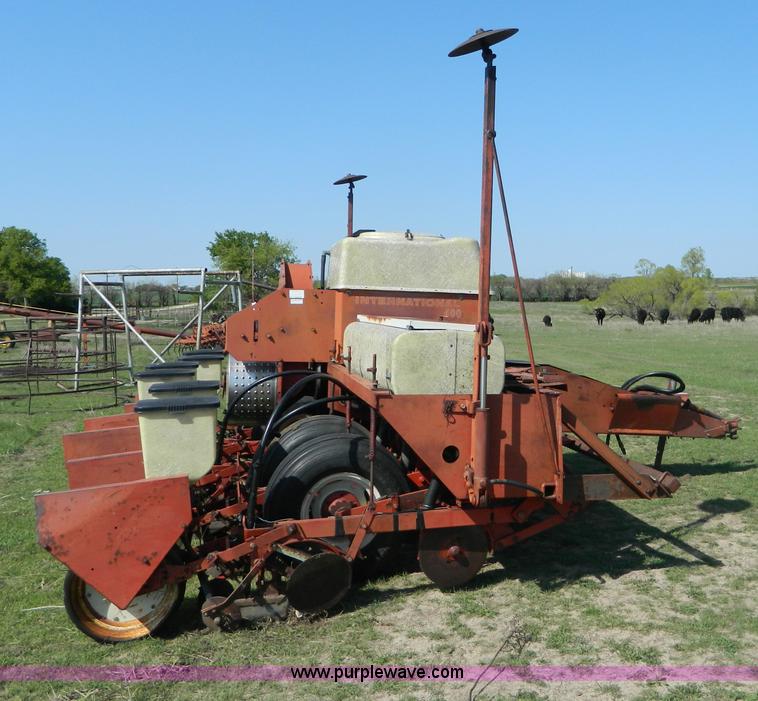 image for item T9791 International Harvester 400 six row planter