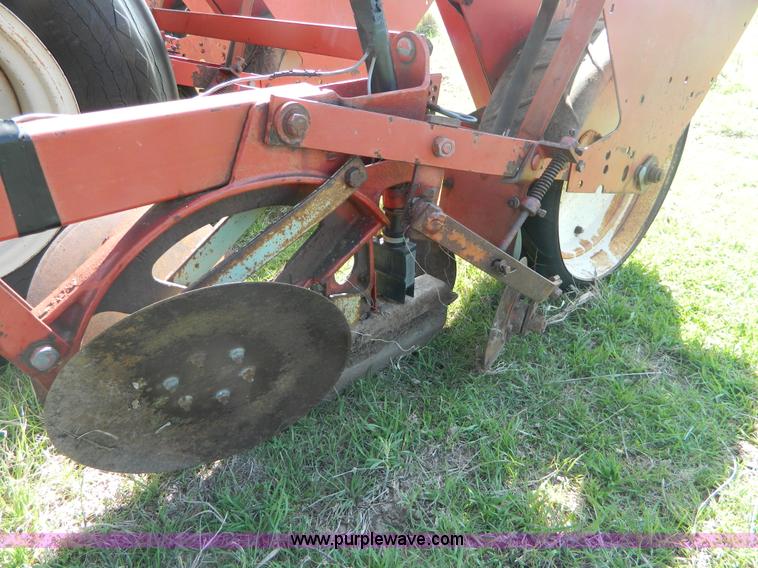 image for item T9791 International Harvester 400 six row planter