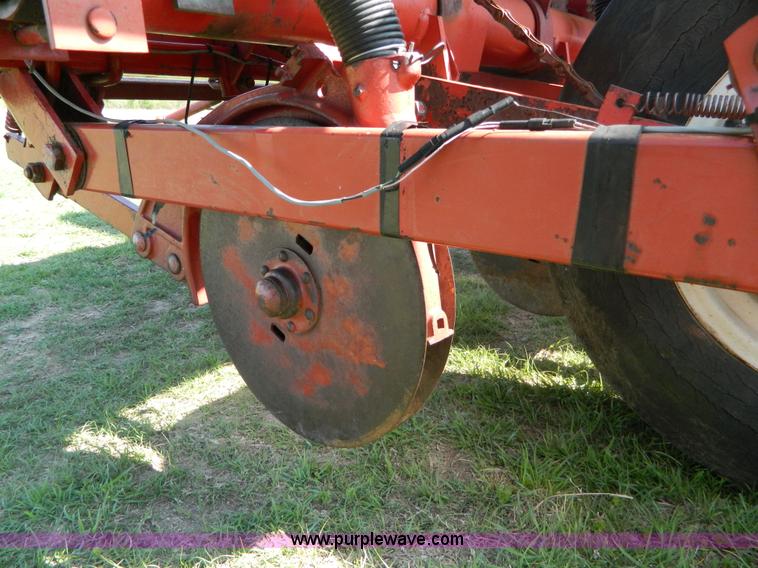 image for item T9791 International Harvester 400 six row planter