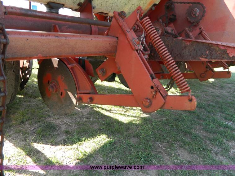 image for item T9791 International Harvester 400 six row planter