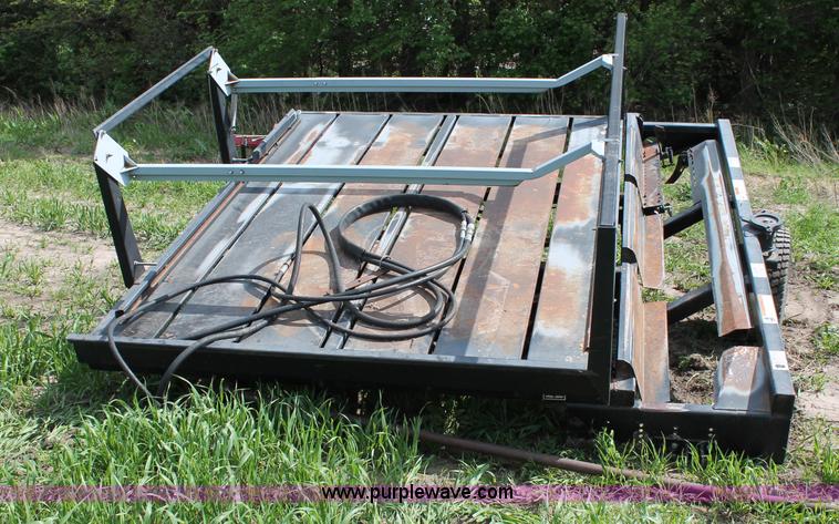 image for item T9823 2003 Hoelscher 1000 bale accumulator