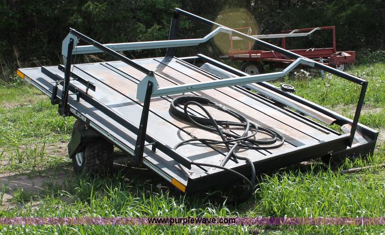 image for item T9823 2003 Hoelscher 1000 bale accumulator