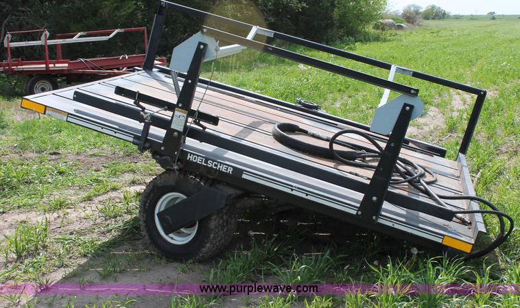 image for item T9823 2003 Hoelscher 1000 bale accumulator