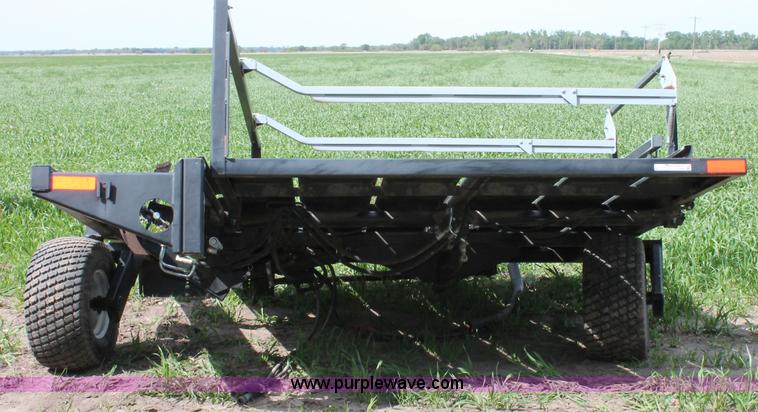 image for item T9823 2003 Hoelscher 1000 bale accumulator