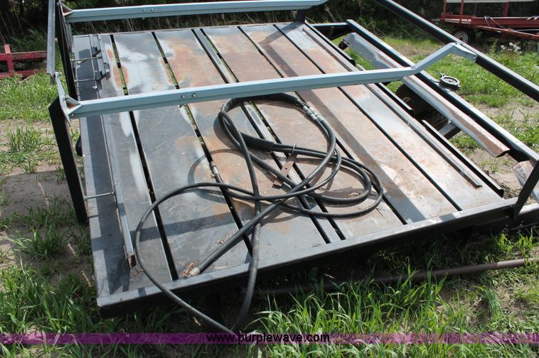 image for item T9823 2003 Hoelscher 1000 bale accumulator