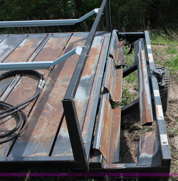 image for item T9823 2003 Hoelscher 1000 bale accumulator