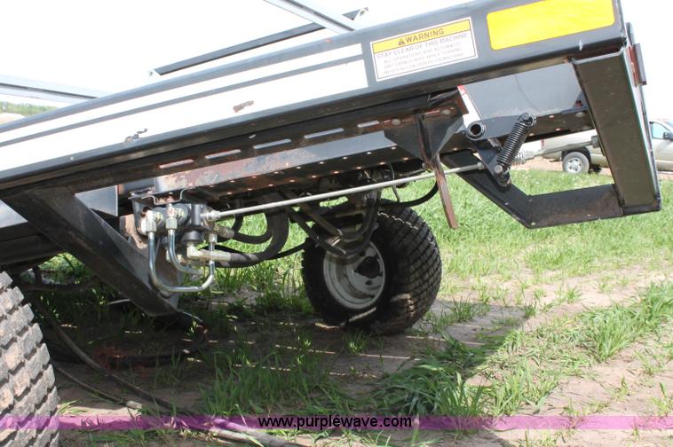 image for item T9823 2003 Hoelscher 1000 bale accumulator