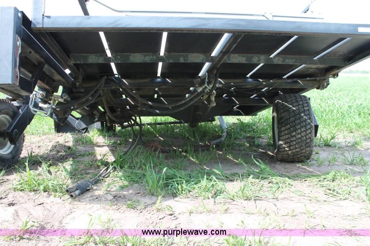 image for item T9823 2003 Hoelscher 1000 bale accumulator