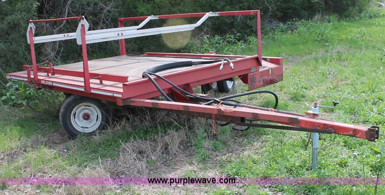 image for item T9825 Hoelscher 1000 bale accumulator