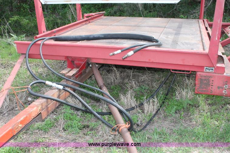 image for item T9825 Hoelscher 1000 bale accumulator