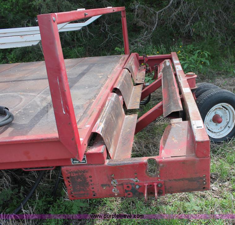 image for item T9825 Hoelscher 1000 bale accumulator