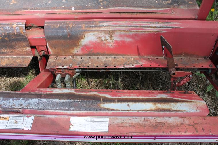 image for item T9825 Hoelscher 1000 bale accumulator