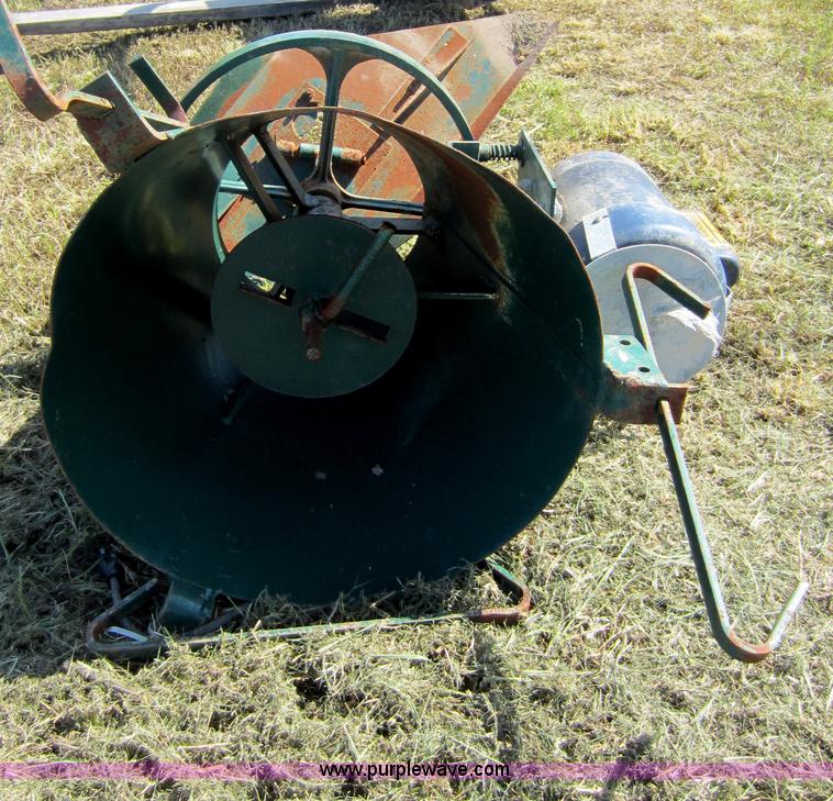 image for item V9043 Sukup spreadway