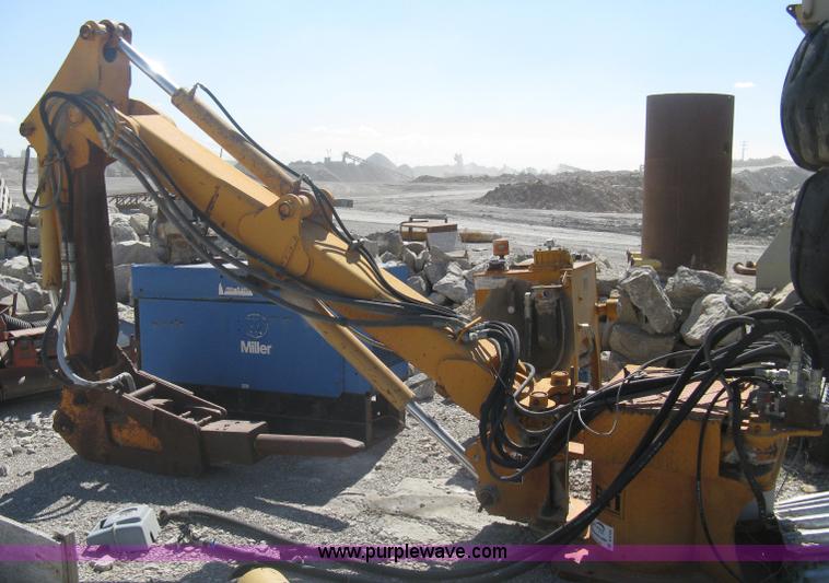 image for item A6195 2001 BTI crusher mounted breaker