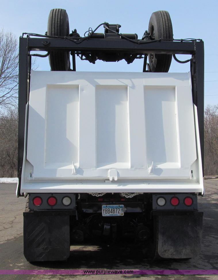 image for item A7507 2004 Kenworth T800B Super 18 dump truck