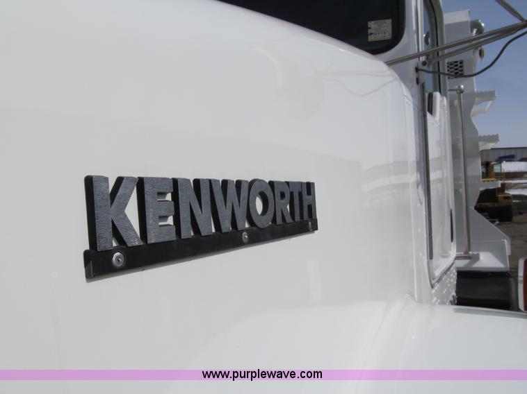 image for item A7507 2004 Kenworth T800B Super 18 dump truck