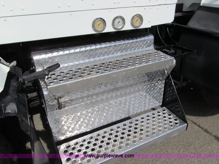 image for item A7507 2004 Kenworth T800B Super 18 dump truck