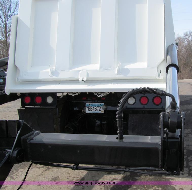 image for item A7507 2004 Kenworth T800B Super 18 dump truck