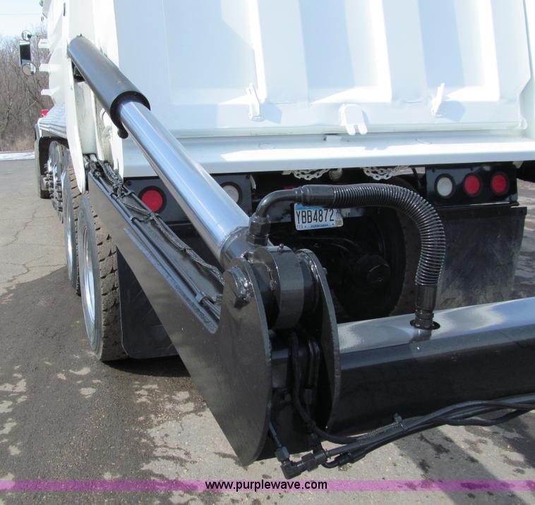 image for item A7507 2004 Kenworth T800B Super 18 dump truck