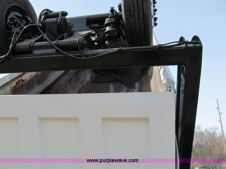 image for item A7507 2004 Kenworth T800B Super 18 dump truck