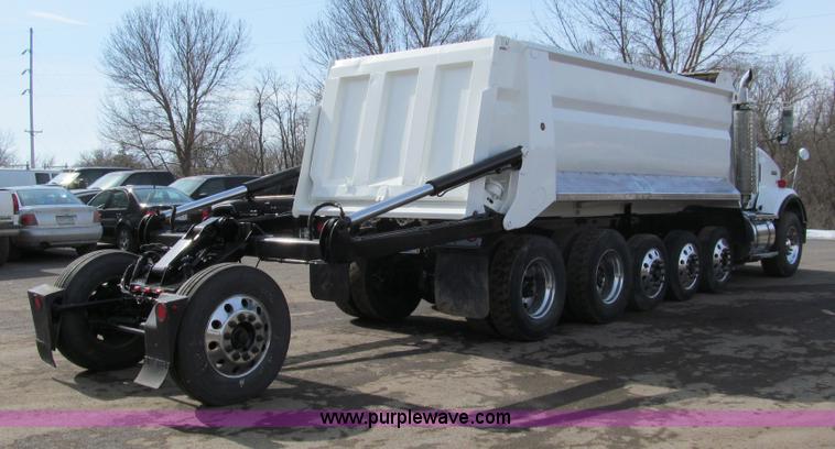 image for item A7507 2004 Kenworth T800B Super 18 dump truck