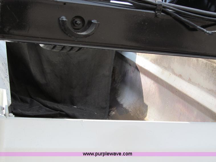 image for item A7507 2004 Kenworth T800B Super 18 dump truck